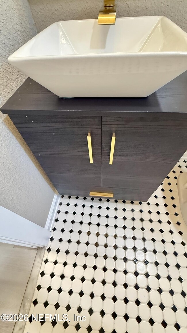 Building Photo - 696 Kestner Rd