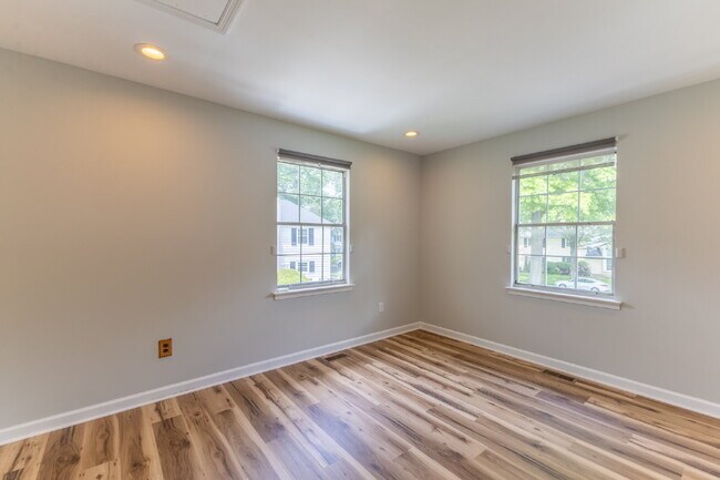 Building Photo - Spacious & Stylish 3-Bedroom Townhome in S...