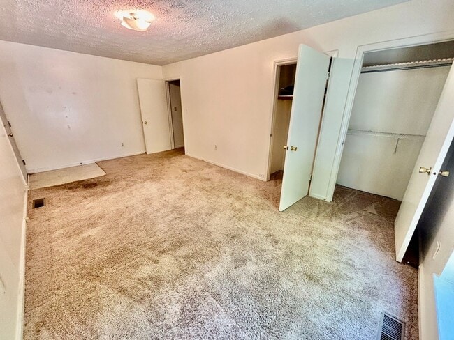 Building Photo - 2 Bedroom Near Law School!