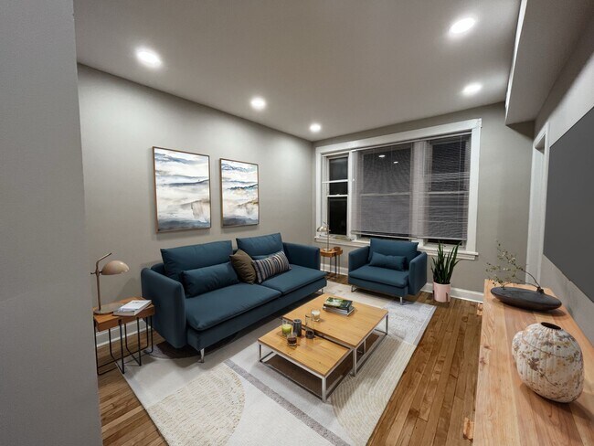 Building Photo - Albany Park rehabbed 2 bedroom close to Metra station.