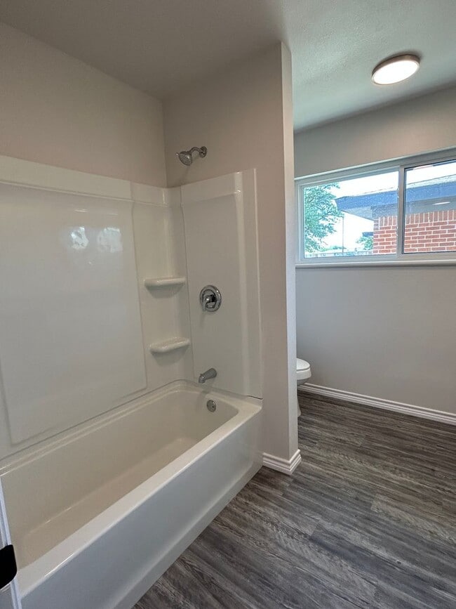 Building Photo - Beautiful Home on the Eastside!