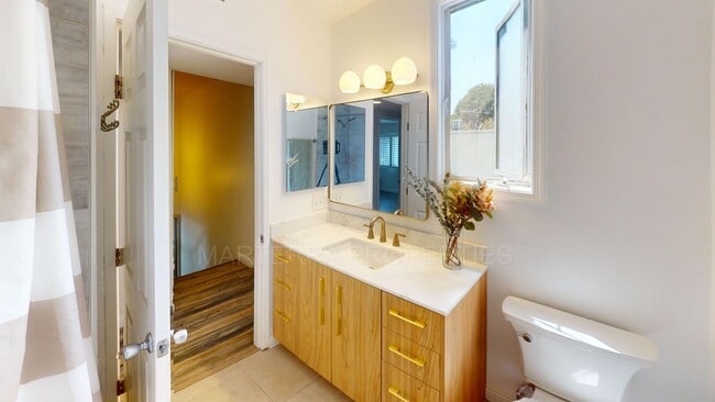 Building Photo - Beautiful Townhome, with AC, in Costa Mesa