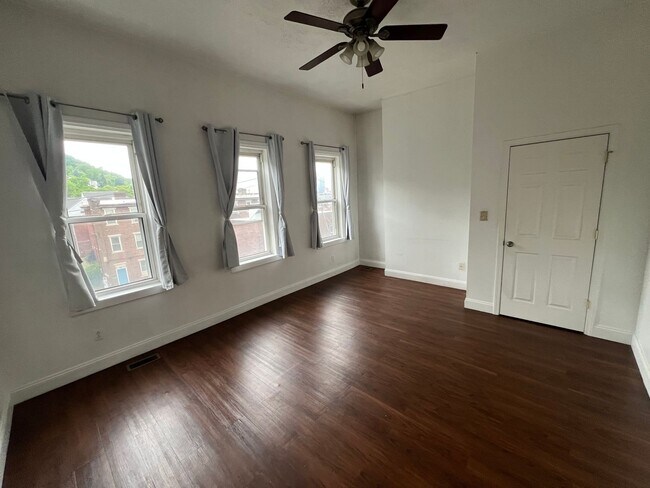 Building Photo - 141 S 12th St