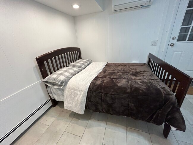 Building Photo - 74 Lakeview Ave