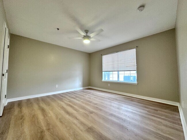 Building Photo - Fully Renovated  2B/2B  Condo near Beach in the Heart of Destin!