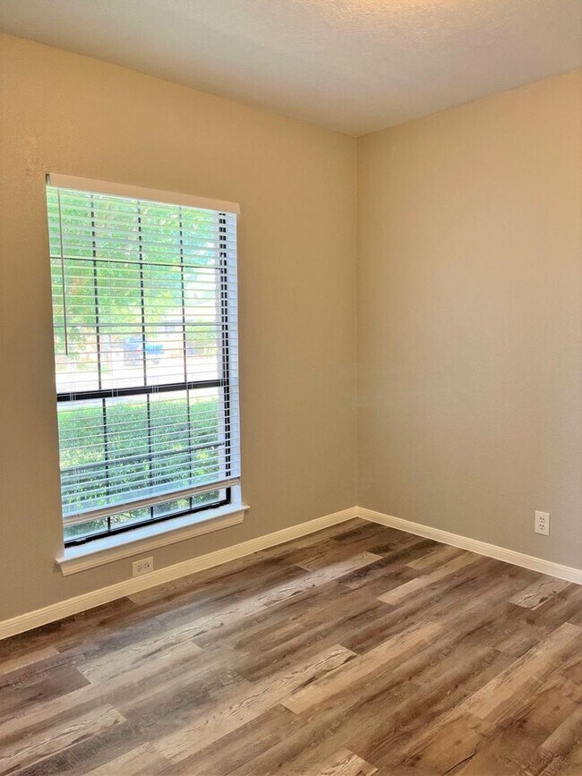 Building Photo - 4 br, 2 bath House - 19906 Encino Briar