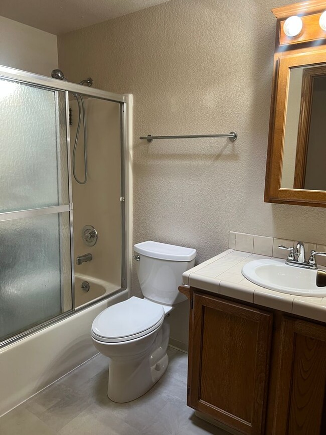 Building Photo - Mckinleyville 2 Bedroom Duplex