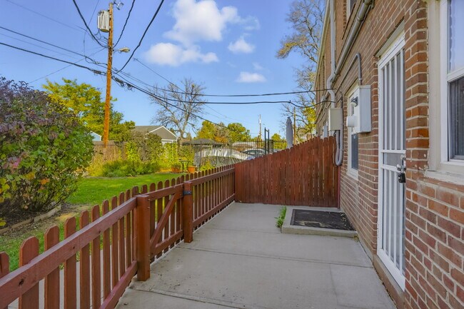 Building Photo - Park Hill townhome with outdoor space and ...
