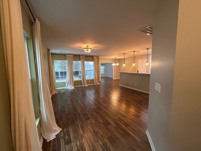 Building Photo - Amazing 3BR Townhome in The Pines at Charleston Park!