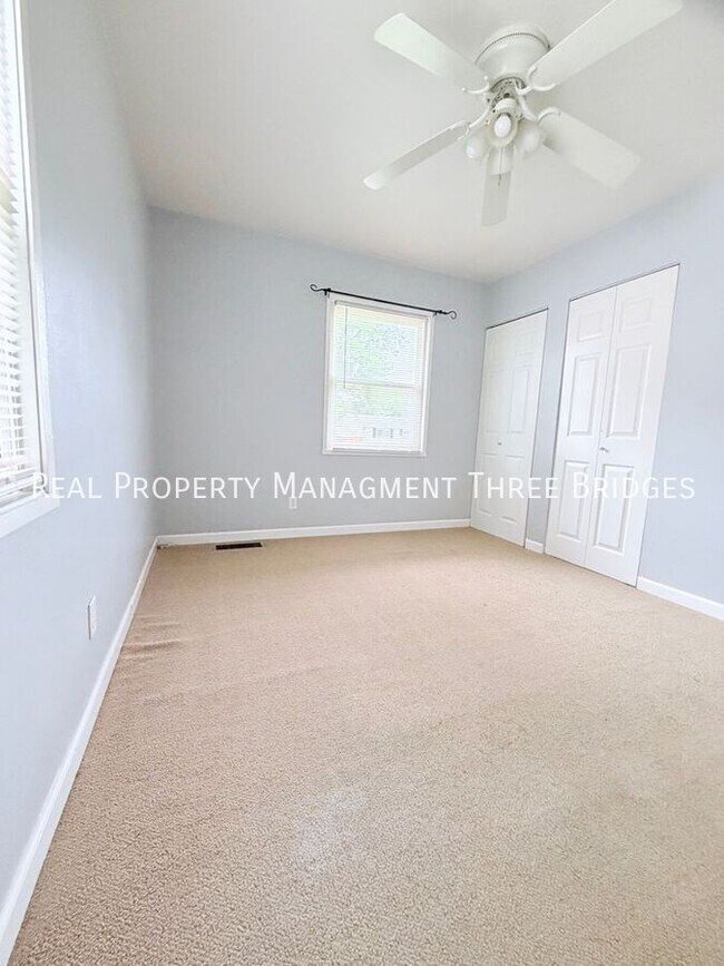 Building Photo - 1725 Fernbrook Dr
