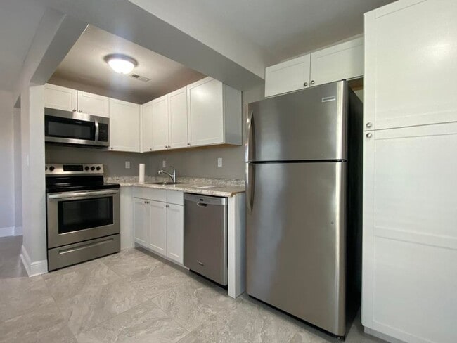 Building Photo - Two Bedroom Beachside Duplex with Garage!