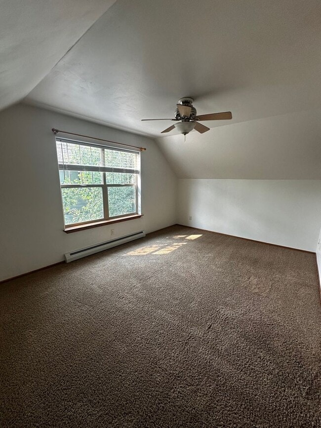 Building Photo - Beautiful 4 bedroom Home located in Centra...