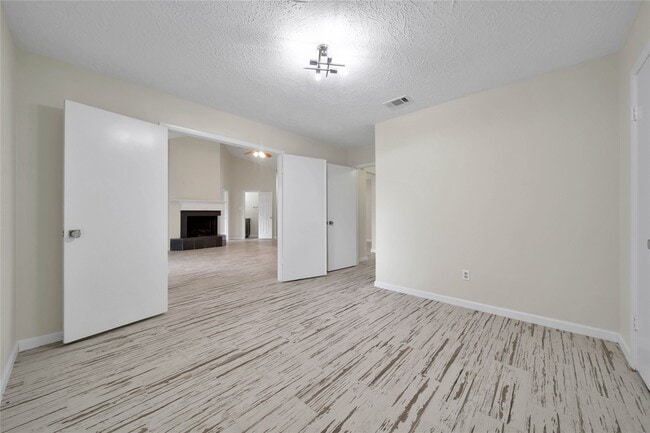 Building Photo - 10904 Birch Dr