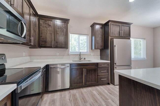 Building Photo - Like new home in Olivehurst