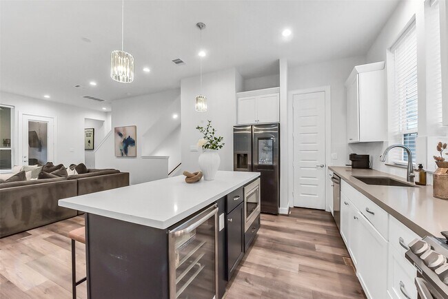 Building Photo - 2804 Grand Fountains Dr