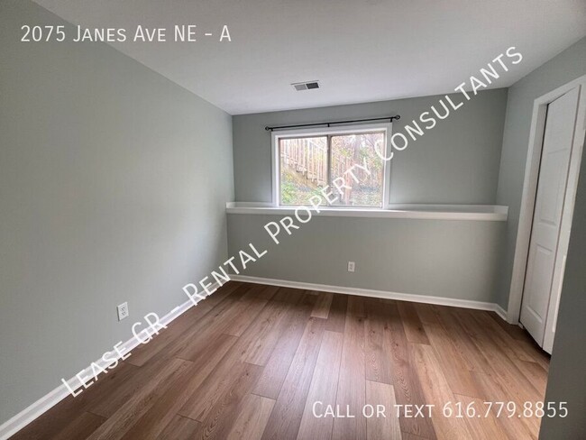 Building Photo - Spacious Duplex near Riverside Park!