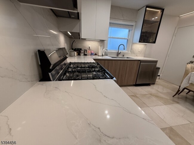 Building Photo - 18 Aubrey St