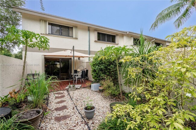 Building Photo - 3024 S Oakland Forest Dr