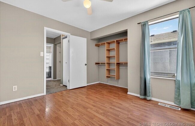 Building Photo - 420 N Cummings Ave