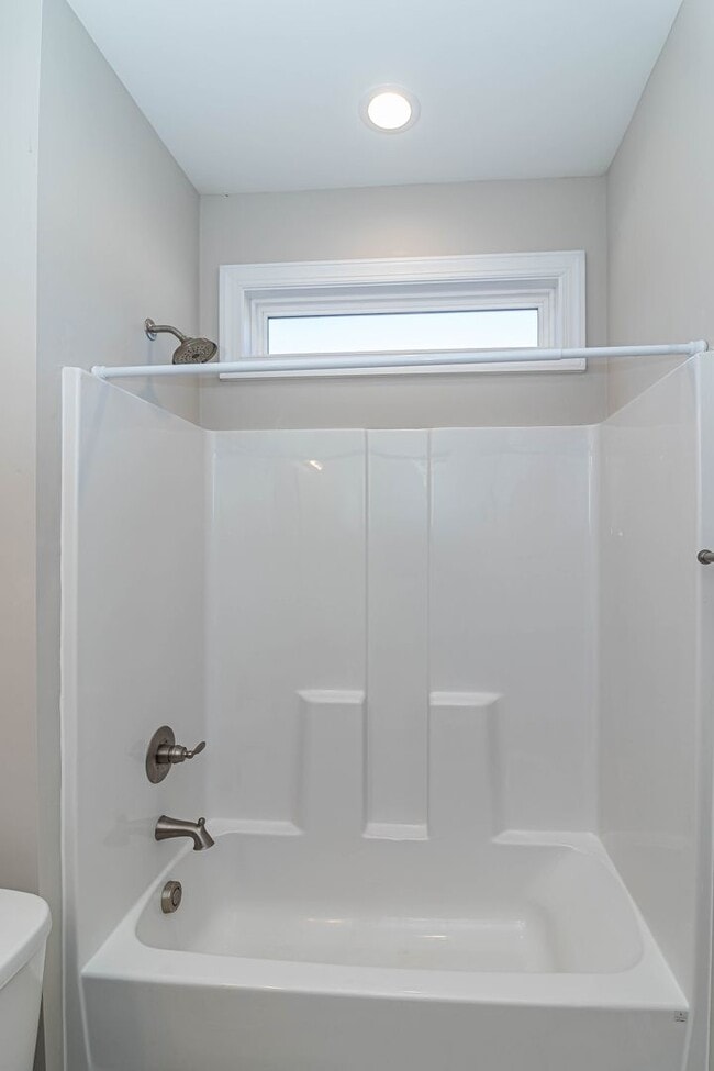 Building Photo - Immaculate 3 BR | 2 BA Ranch Home in Golds...