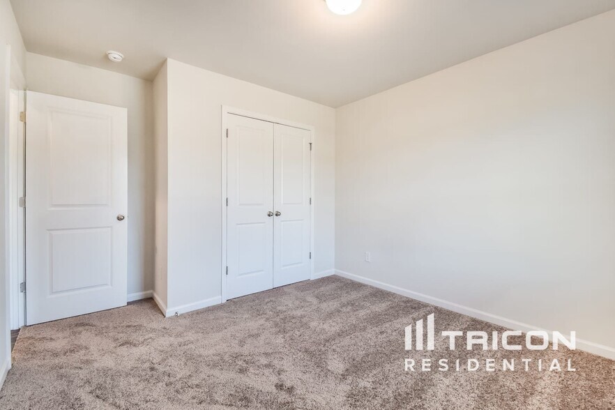 Building Photo - 4000 Bella View Ln