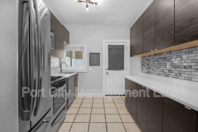 Building Photo - 430 W 23rd St