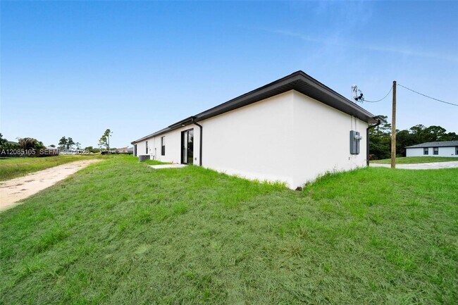 Building Photo - 4985 Fairway Ct