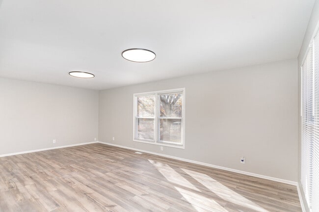 Building Photo - 355 Crestwood Ct