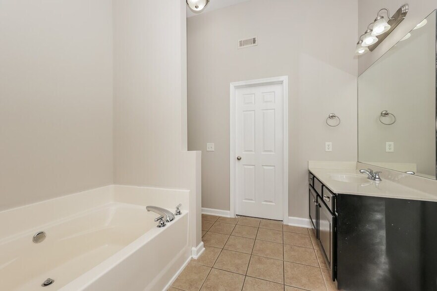 Building Photo - 237 Titans Cir