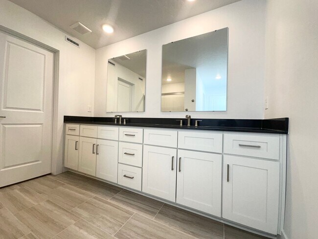 Building Photo - Luxury Townhome available now!