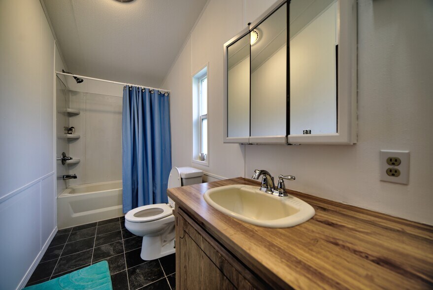 Bathroom next to master bedroom - 5170 W Shore Rd