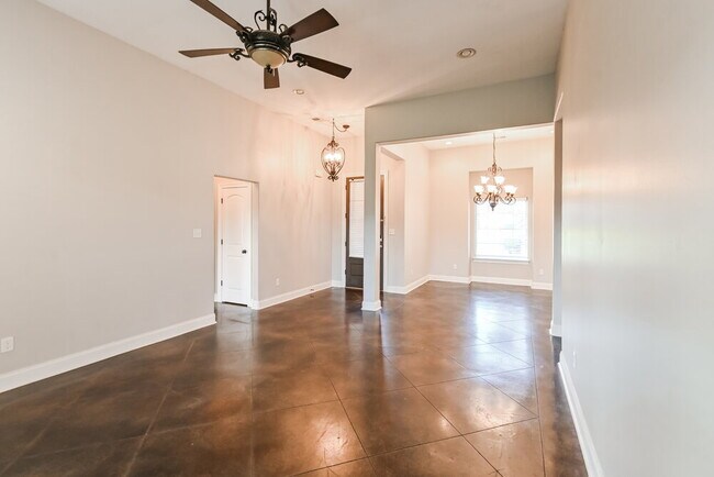 Building Photo - 1302 Heritage Dr S