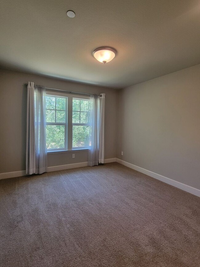 Building Photo - Charming Midtown Petaluma  – 3 Bed, 2.5 Bath