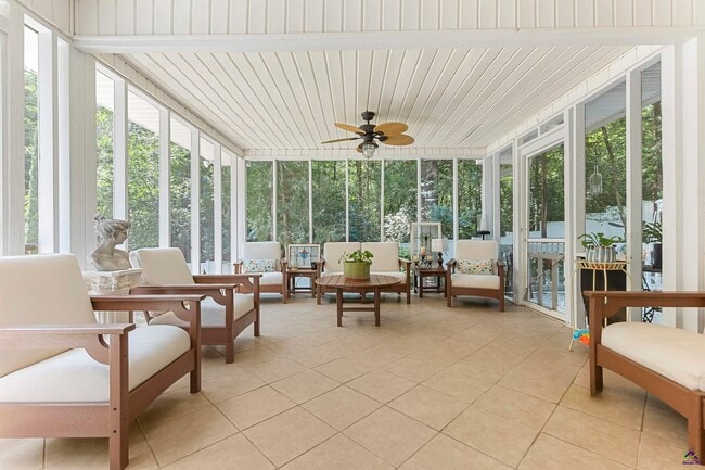 Building Photo - 217 Mossland Dr