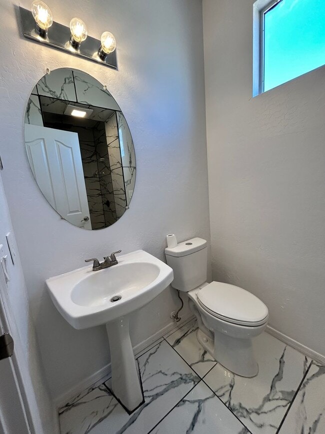 Building Photo - Bright 4Bdm 3Ba Goodyear home