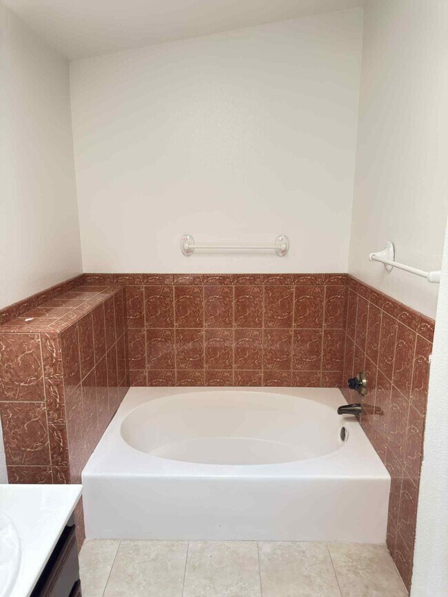 Building Photo - 2890 Summer Set Cir