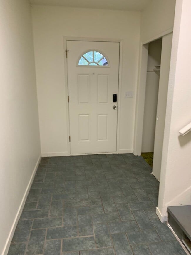 Building Photo - **Daisey King **