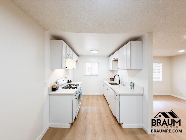 Building Photo - 221 W Elm Ave