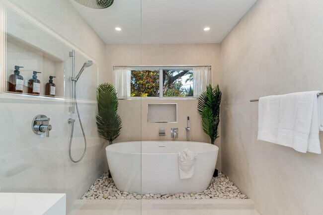 Building Photo - 616 NE 16th Terrace