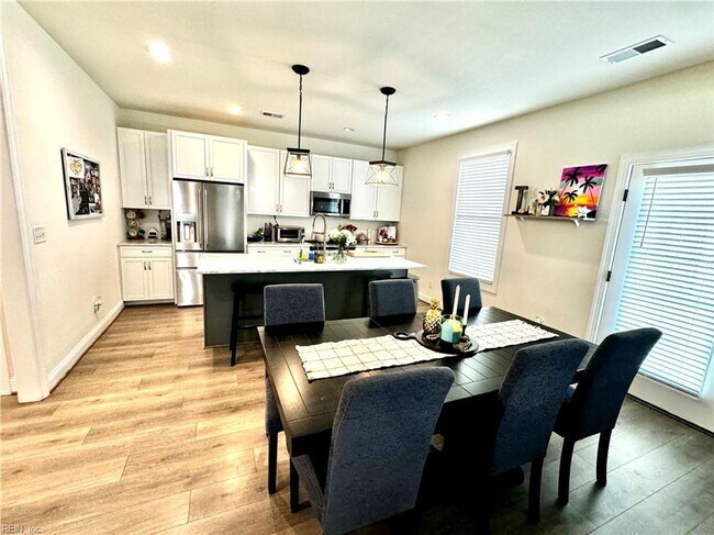 Building Photo - Stunning Modern Haven