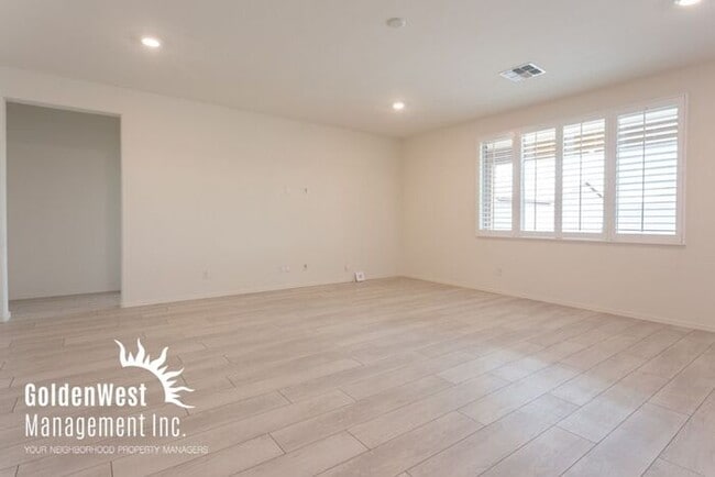 Building Photo - Bright & Airy 4 Bdm 2Ba in Quiet Neighborh...
