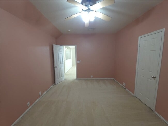 Building Photo - 3027 Providence Oak St