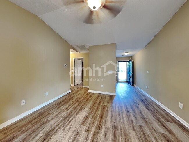 Building Photo - 208 Winding Willow Trl