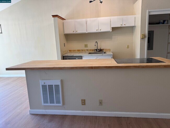 Building Photo - 2059 Ascot Dr