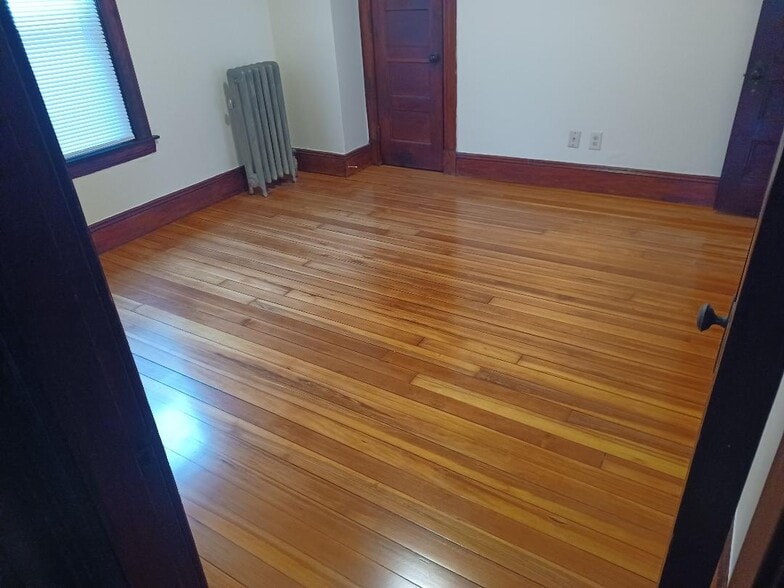 BR1 view1, 2rod closet - 827 Carew St