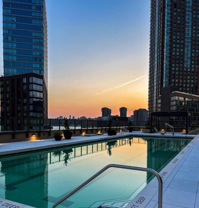 Building Photo - 0 bedroom in LONG ISLAND CITY NY 11109