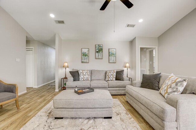 Building Photo - 8020 Botany Ln