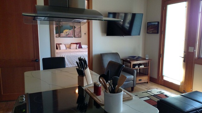 Building Photo - Executive Suite/Vacation/Short Term Rental...