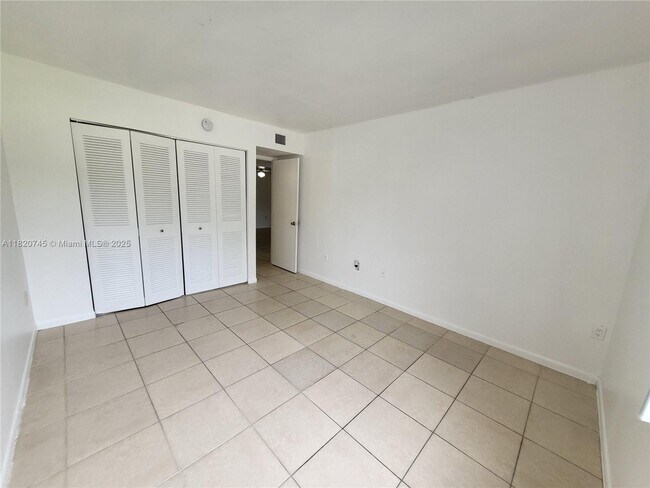 Building Photo - 721 N Pine Island Rd