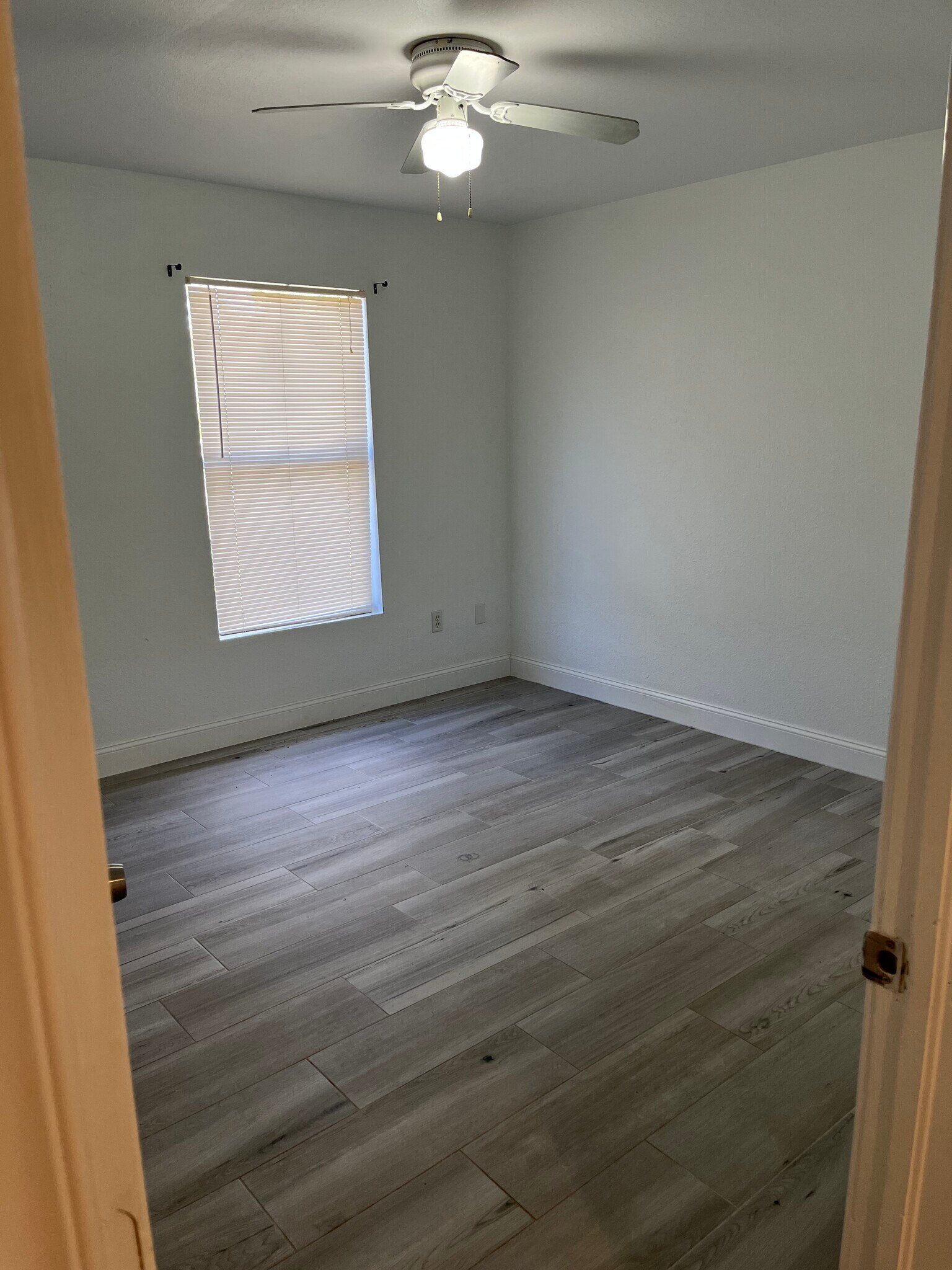 Building Photo - 4712 Golfview Blvd